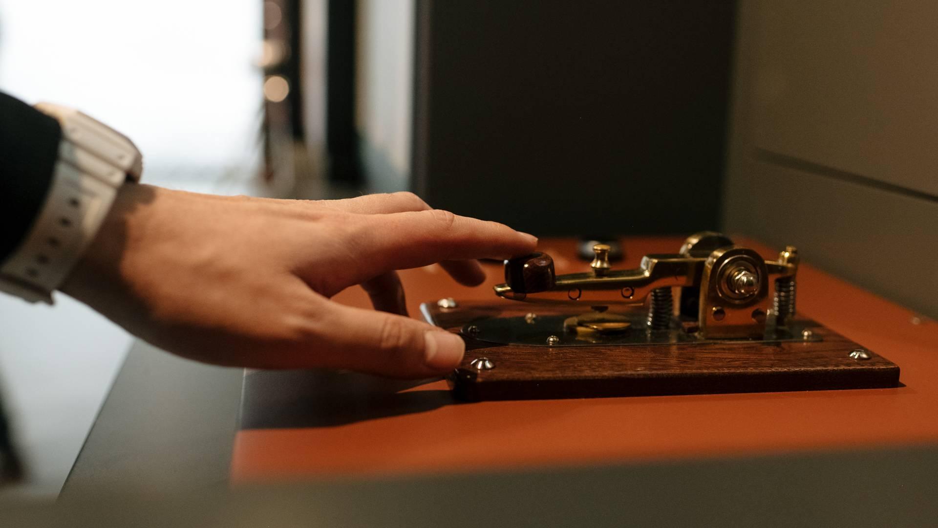 От факела к интернету, от иероглифа к нулям и единицам